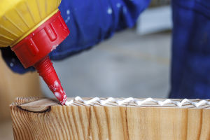 Exemple de colle à bois pour des ouvrages de menuiserie