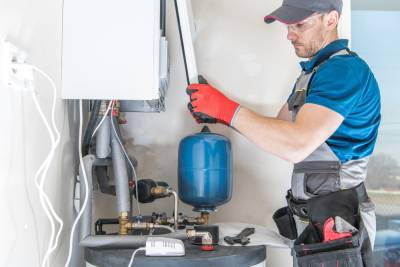 Chauffagiste lors de l'installation d'une chaudière à gaz